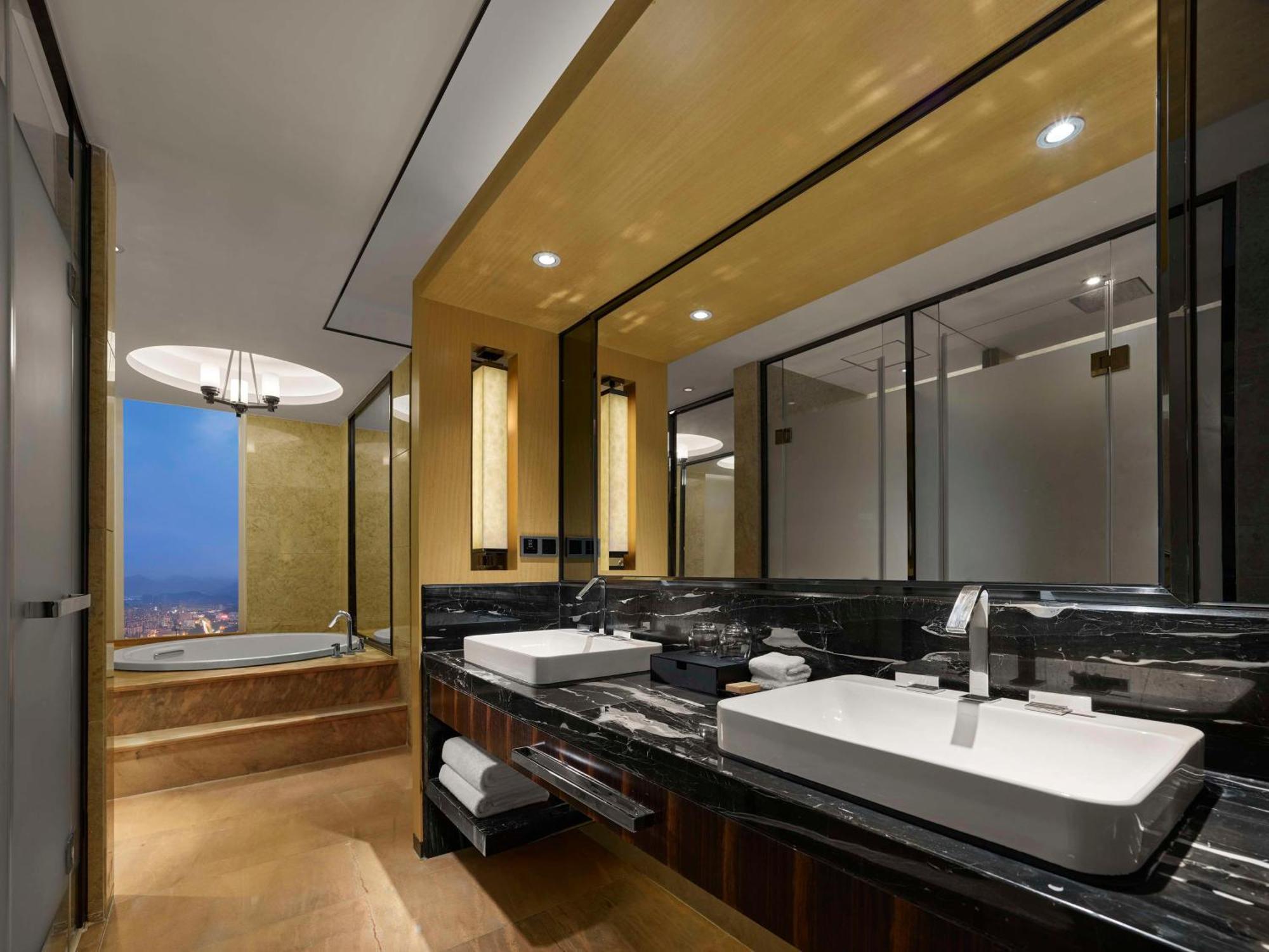 Hilton Zhongshan Downtown Exterior foto